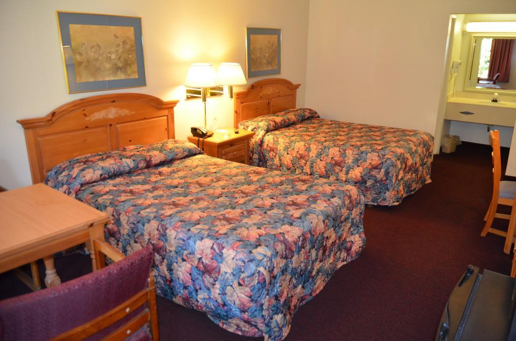 Knights Inn Memphis Airport Room photo
